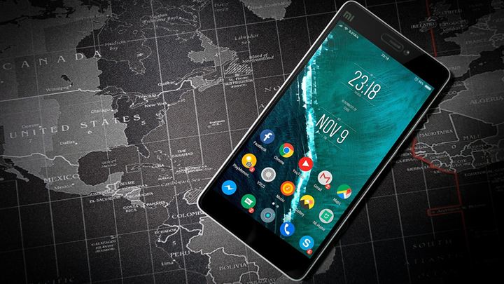 Teléfono móvil sobre un fondo oscuro