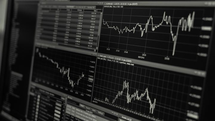 Pantallas con gráficas y paneles de datos